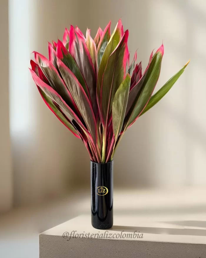 Florero elegante con follaje – Red Cordelyne