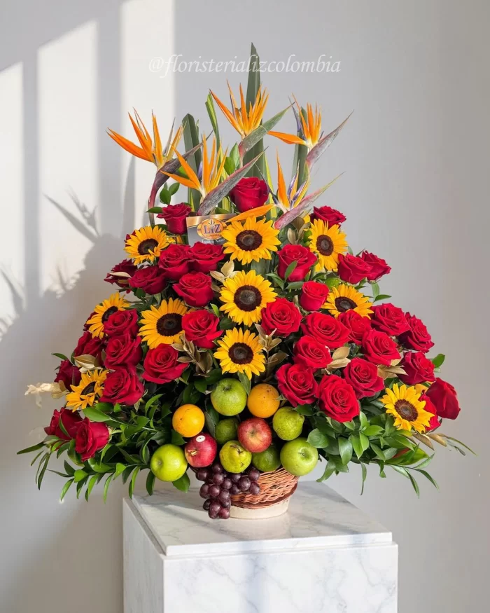 Arreglo de Frutas en Rosas rojas y girasoles- Bodegón de Frutas